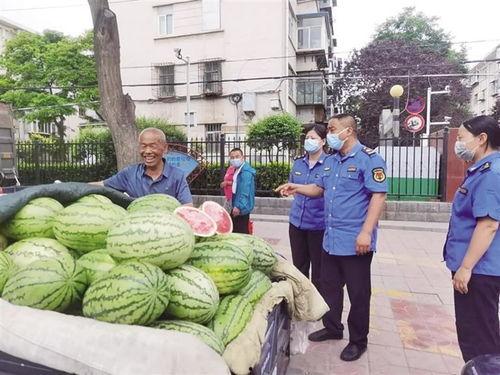 甘肃康县网红吃瓜,瓜香四溢引网友热议